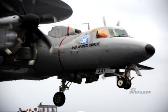 5架最新型E-2D“先进鹰眼”预警机已经做好在美国海军服役的准备。E-2D“先进鹰眼”预警机将替换E-2C型。E-2D不仅装备了改进型AN/APY-9雷达,还对其它机载系统进行了最新升级。其中包括,更新了通信套件,并采用了新型玻璃驾驶舱。 5架最新型E-2D“先进鹰眼”预警机已经做好在美国海军服役的准备。E-2D“先进鹰眼”预警机将替换E-2C型。E-2D不仅装备了改进型AN/APY-9雷达,还对其它机载系统进行了最新升级。其中包括,更新了通信套件,并采用了新型玻璃驾驶舱。