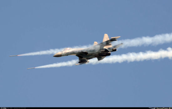 今年的“航空飞镖”大赛上,俄罗斯空军最新型苏-35S战机也出动参加。赛事上,苏-35S战机进行了传统的对地火箭弹攻击及航炮攻击。 今年的“航空飞镖”大赛上,俄罗斯空军最新型苏-35S战机也出动参加。赛事上,苏-35S战机进行了传统的对地火箭弹攻击及航炮攻击。