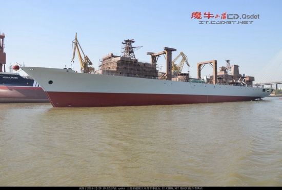 近日,在国内某造船厂,1艘大型远洋补给舰成功下水,从外观上看,属于903A型补给舰。 近日,在国内某造船厂,1艘大型远洋补给舰成功下水,从外观上看,属于903A型补给舰。