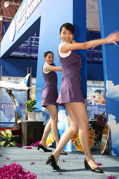 图文:厦门航空空姐教观众跳健康操