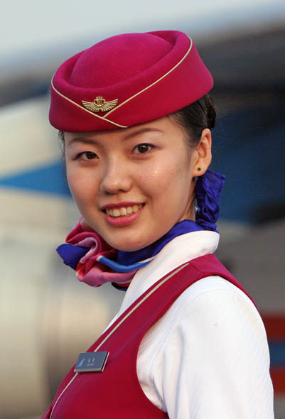 图文:南航美丽空姐在展馆外拍照留念