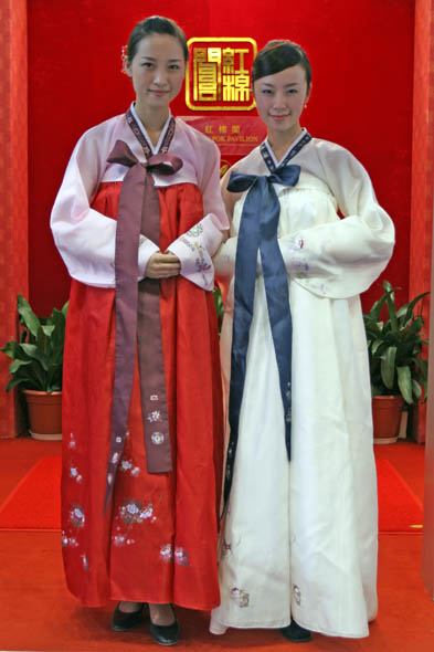 图文:南航乘务员身着美丽服装