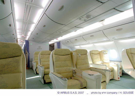 图文:A380飞机上层客舱公务舱_新浪军事_新浪网