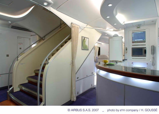 全球最大的客机—空中客车a380飞机成功进行了首次媒体体验飞行