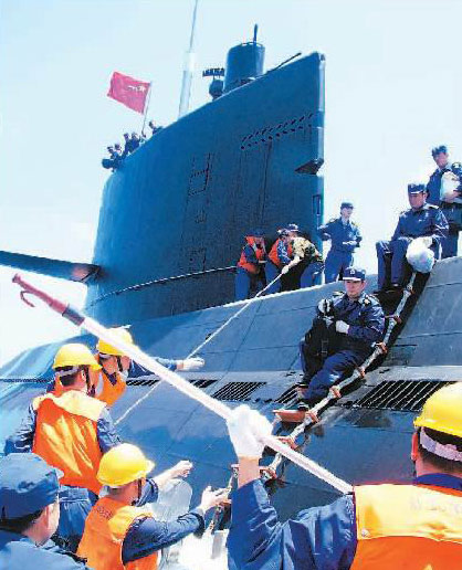 南海舰队夜间打捞千米深海“失事”潜艇(组图)