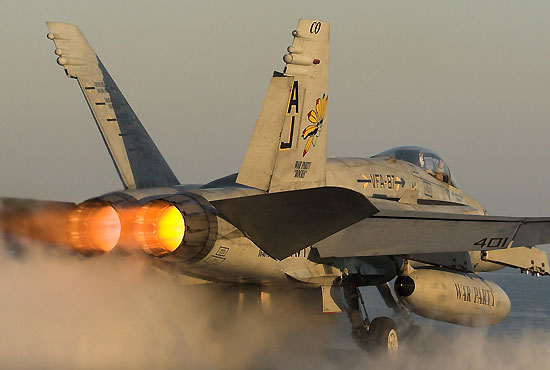 图文：从航母上起飞的F/A-18“大黄蜂”战斗机
