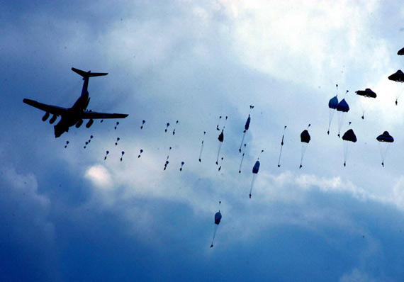 图文:2005年中俄军演中空降部队实施敌后空降