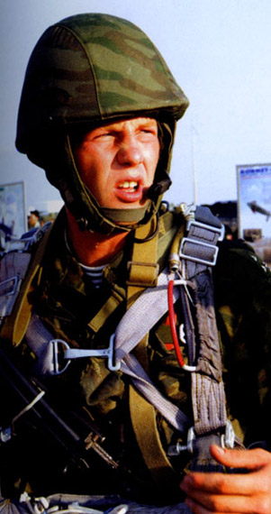 图文:2005年中俄军演中俄空降部队士兵特写_