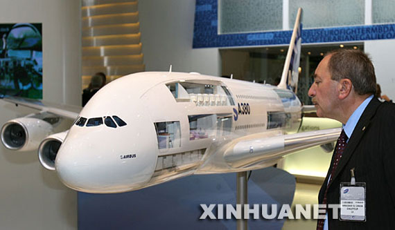 图文：一名观众参观空中客车展厅内的A380模型