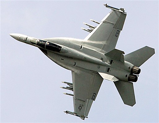 图文：美国F/A-18大黄蜂战斗机滚转