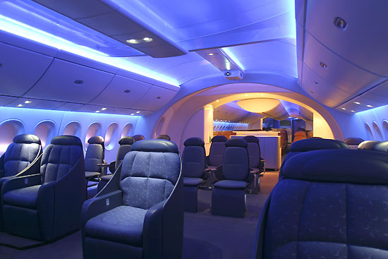 波音787梦想飞机(Dreamliner)是波音民用飞机集团正在研制生产中的中型双发(动机)宽体中远程运输机,是波音公司1990年启动波音777计划后14年来推出的首款全新机型。波音787系列属于200座至300座级飞机,航程随具体型号不同可覆盖6500至16000公里。波音强调787的特点是大量采用复合材料,低燃料消耗、高巡航速度、高效益及舒适的客舱环境,可实现更多的点对点不经停直飞航线。2004年4月,随着全日空确认订购50架波音787飞机,该项目正式启动。波音787预计于2006年开始生产,在2