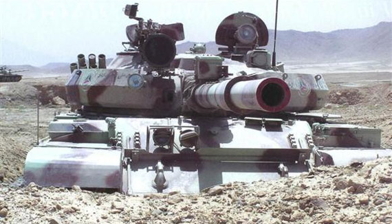 图文:T-62M在车体和炮塔前部加装附加装甲