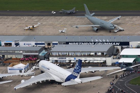 空中巨无霸空客A380闪耀巴黎航展(组图)