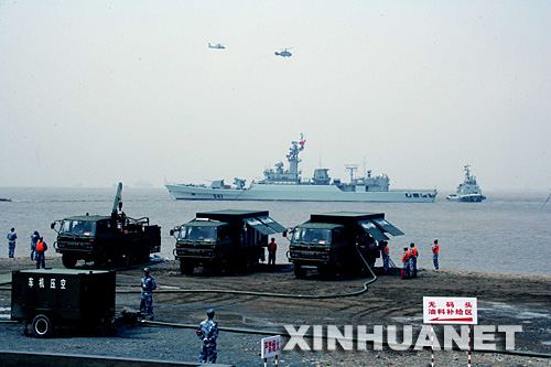 图文：新型岸滩保障装备为护卫舰进行油料补给