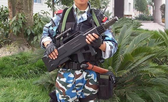 图文:中国武警部队战士肩挎新型激光枪