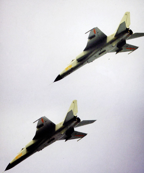 图文:中国新型飞豹战机突袭编队锁定目标