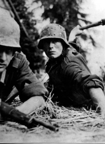 图文:二战中德军士兵投掷木柄手榴弹