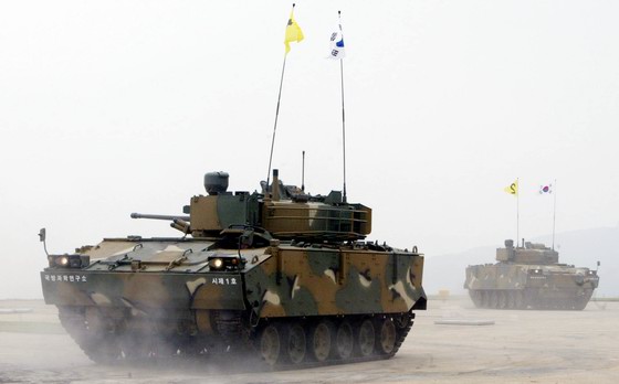 图文：韩军K21型步兵战车进行性能表演