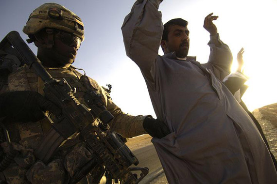 图文:驻伊美军黑人士兵搜查伊拉克可疑分子_新浪军事_新浪网