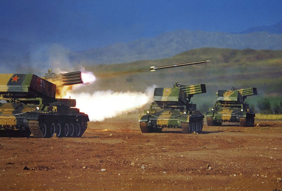 图文:中国国产90式火箭炮发射