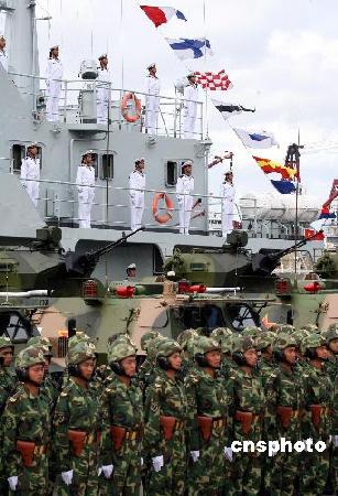 图文：驻港部队官兵在昂船洲海军基地列队