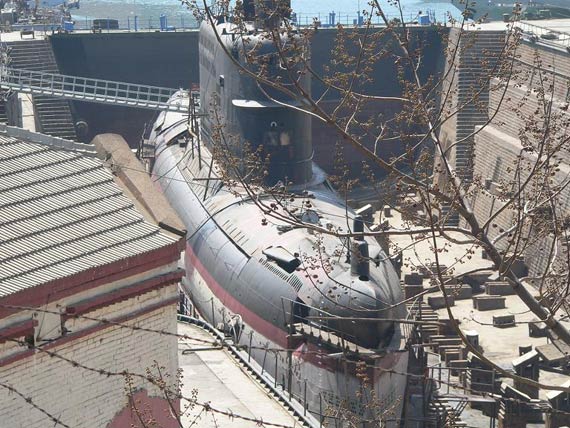 图文：中国船坞中在建的神秘潜艇
