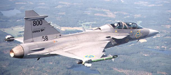 图文:瑞典空军列装的JAS-39B型双座战斗机