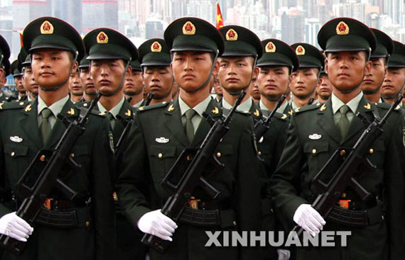图文:解放军新式陆军男士兵春秋常服