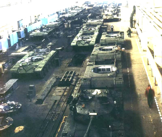 图文：中国新型主战坦克生产车间