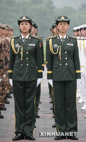 图文：解放军新式陆军女军官礼服