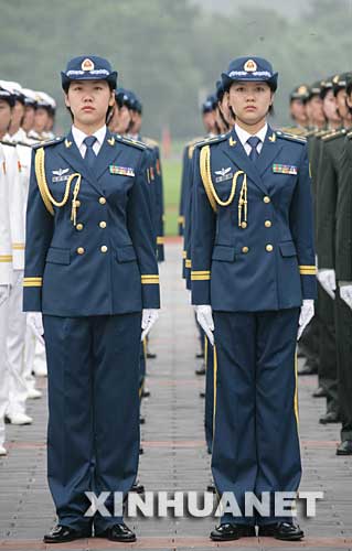 图文：解放军新式空军女军官礼服