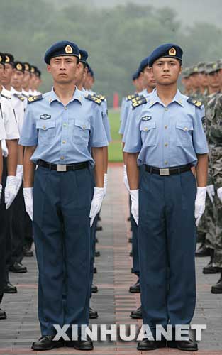 图文：解放军新式空军男士兵夏常服