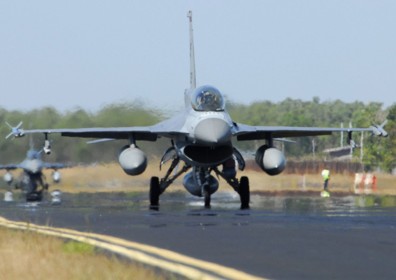 图文：洛-马公司用F-16Black50／52战机参与竞选