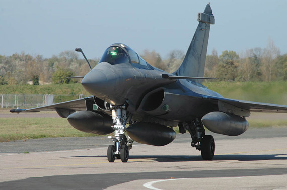 图文:法国达索公司推出阵风战斗机参与竞选