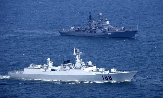 图文:2005年中俄联合军演两国海上战舰编队