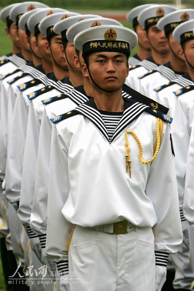 图文:着仪仗队礼宾服的海军士兵