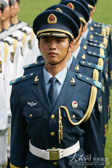 越南仔穿上新军装.