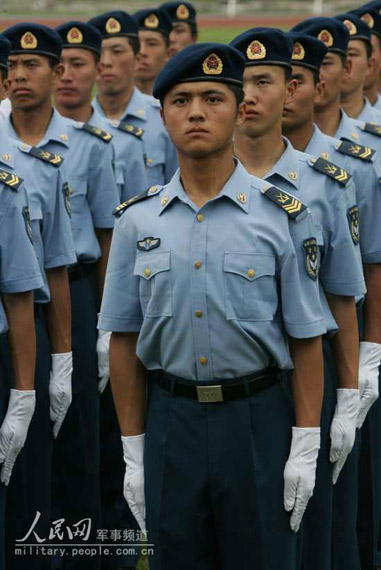 图文:着夏常服的空军士官