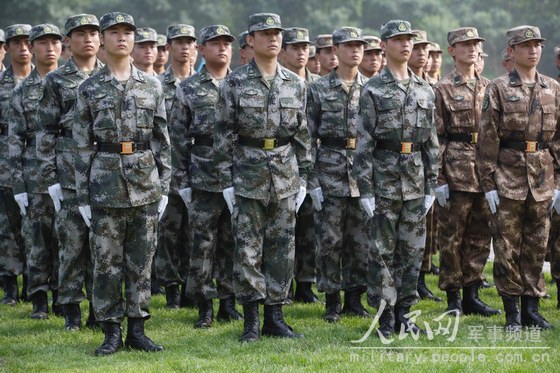 图文:07式数码迷彩服短距离内的伪装效果较好