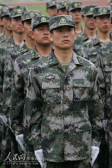 未使用 中国軍07式空挺部隊戦闘服上下帽子徽章類6点セット 中国人民解放軍