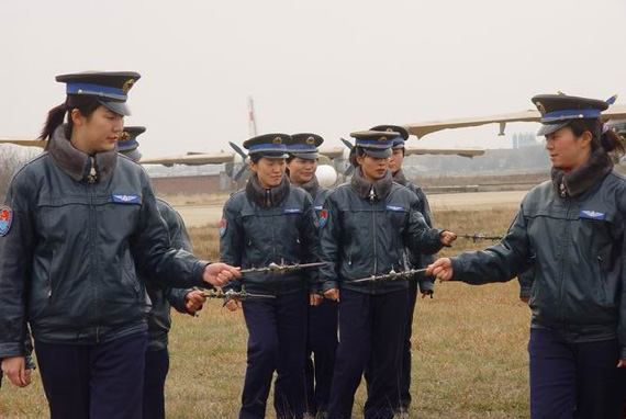 图文：中国空军女飞行员战机编队模拟练习