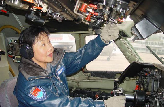 图文：中国女飞行员操作飞机