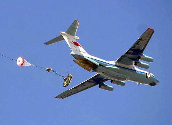 图文：中国伞兵战车空投出舱