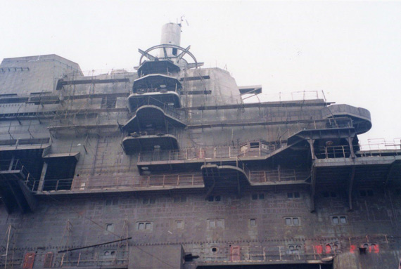 图文：刚运回中国的瓦良格号锈迹斑斑