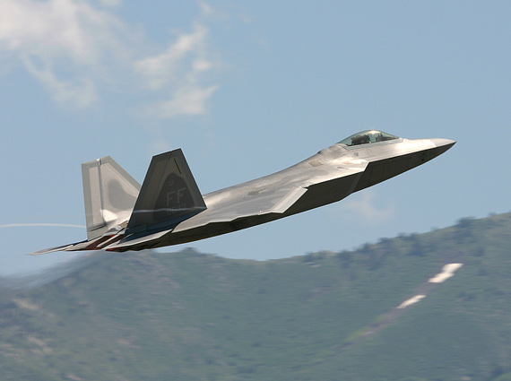 图文：美国空军F-22A猛禽战机升空