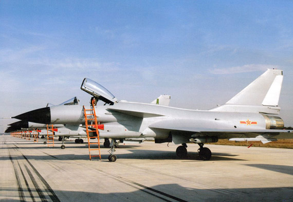 图文：中国空军歼10战机群待命出击