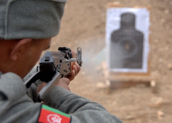 图文：阿富汗警察使用AKS-47突击步枪进行射击训练