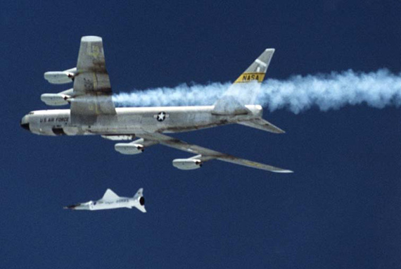 图文：X-43A由B-52战略轰炸机释放