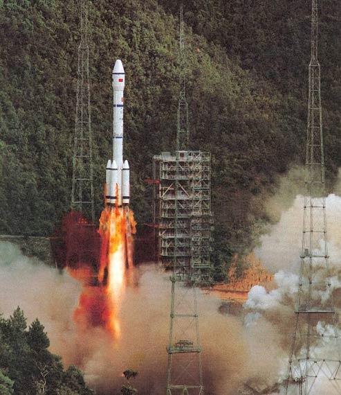 图文：中国长征三号运载火箭升空