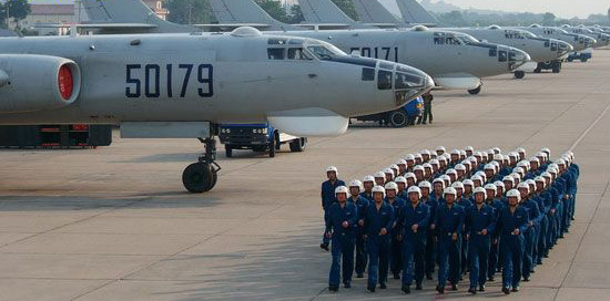 图文：中国空军轰六中程轰炸机机群